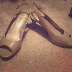 Peep toe Bandalino Nude Heels